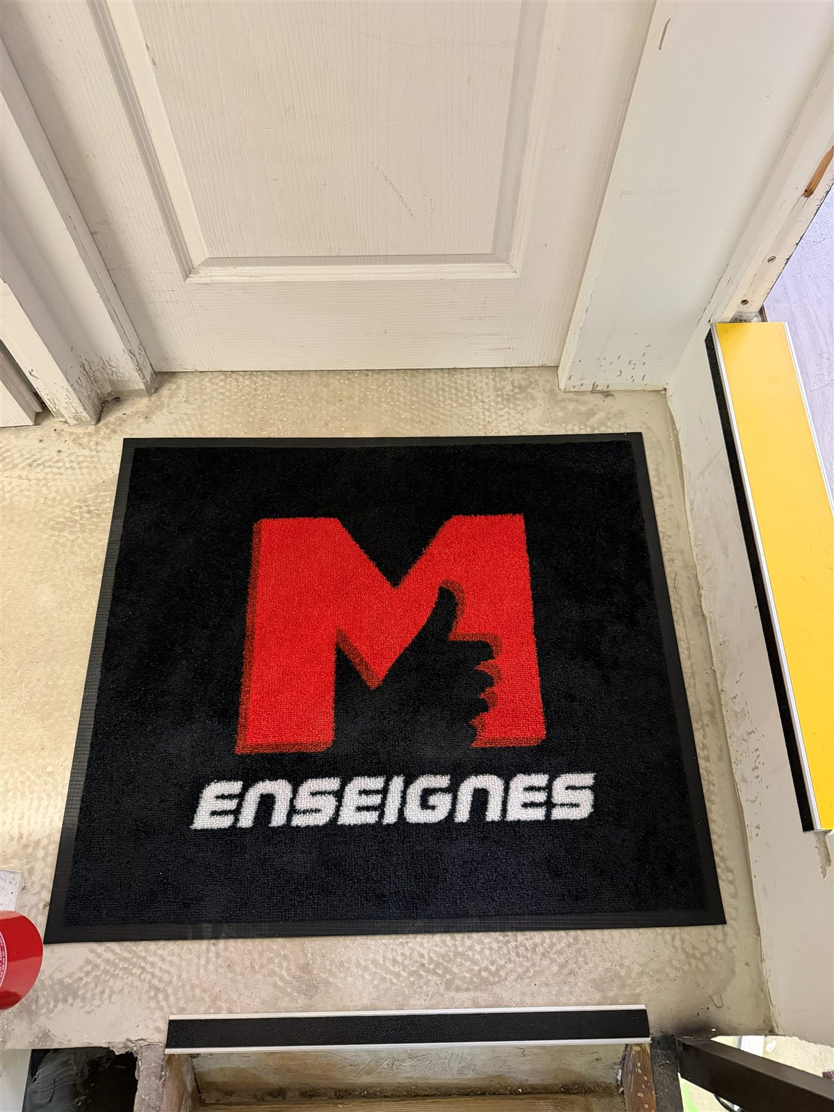 M Enseignes à Cuers : Tapis d'entrée au logo de l'atelier