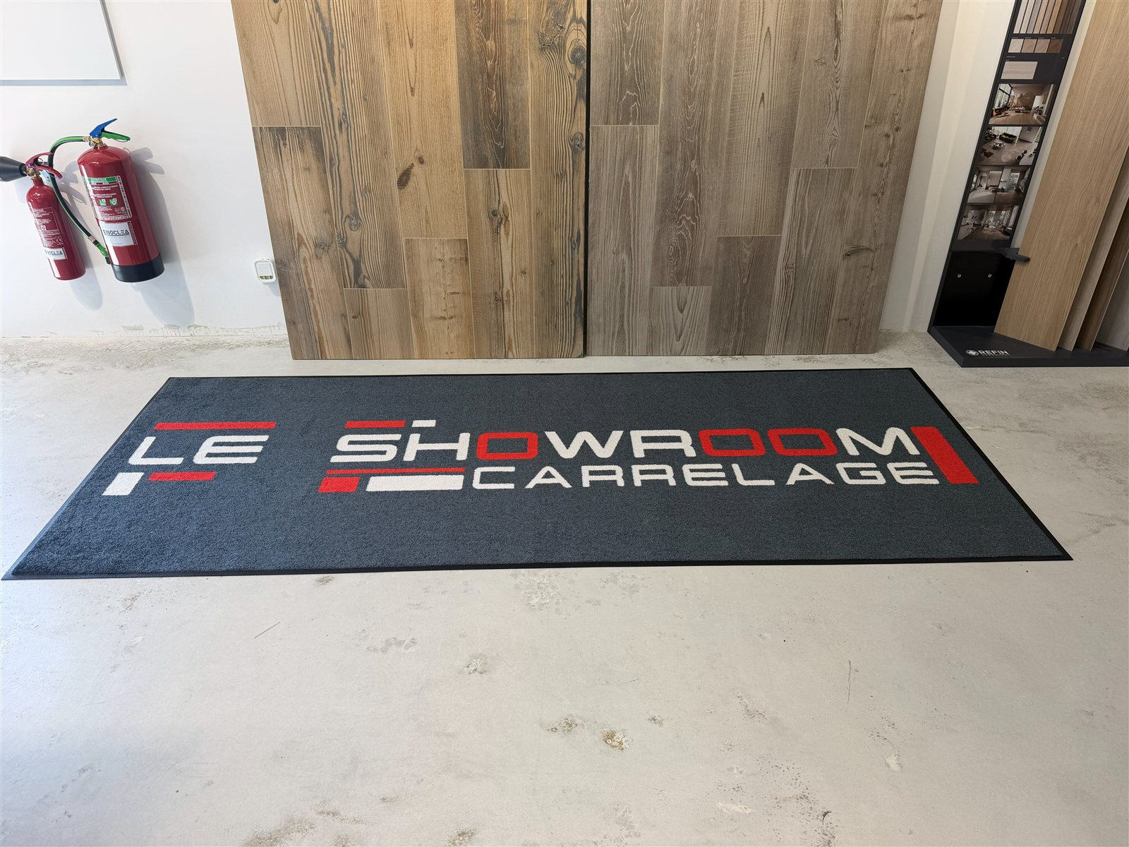 Le Showroom Carrelage à La Farlède : Tapis d'entrée au logo du magasin