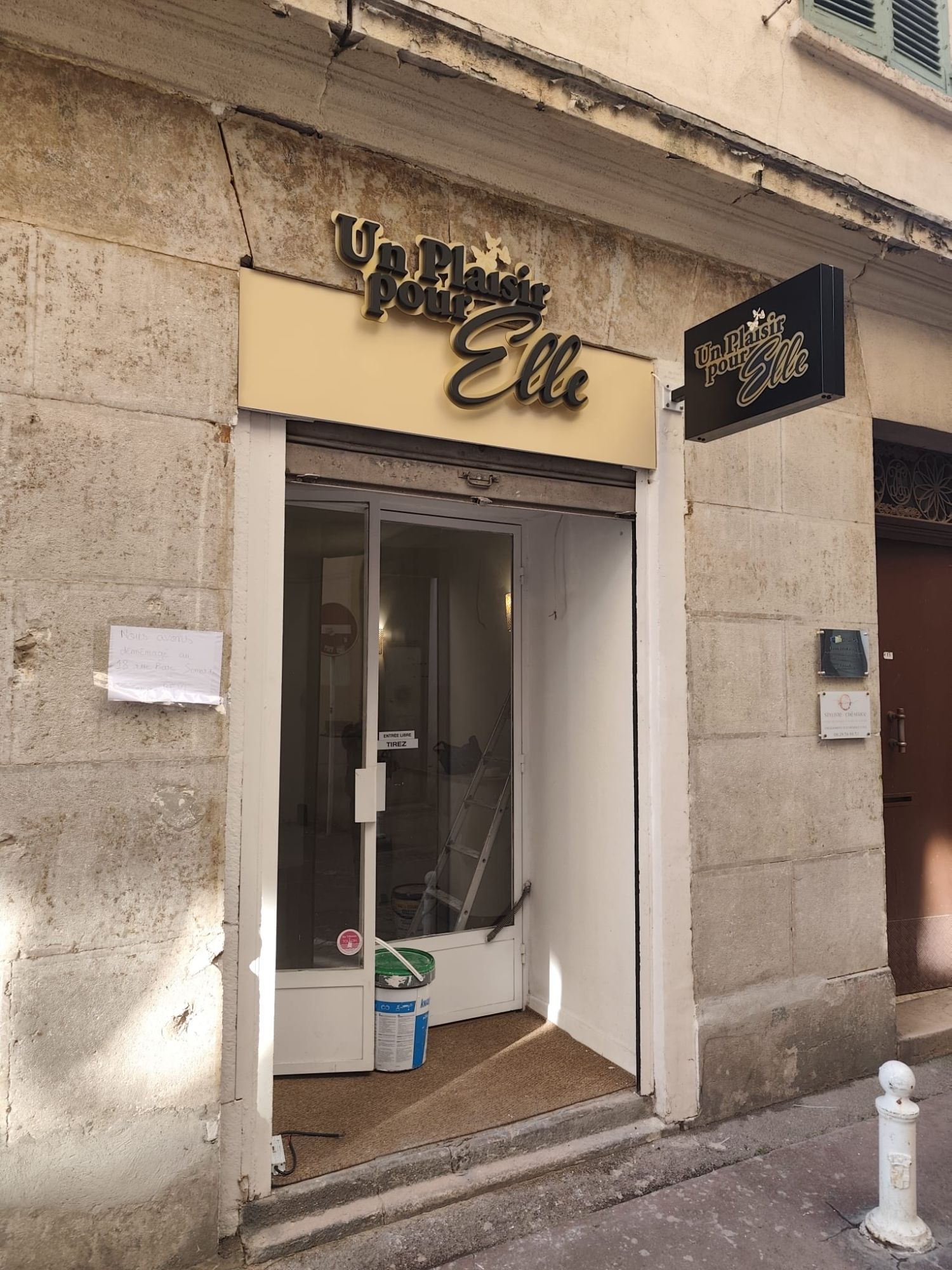 Enseigne Un Plaisir pour Elle dans le centre ancien de Toulon