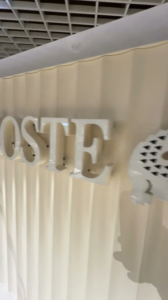 Vidéo : Enseigne lumineuse LACOSTE – corner du Printemps Grand Var à La Valette-du-Var