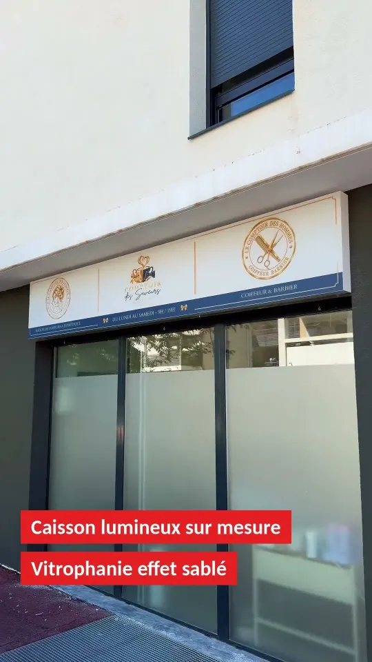 Vidéo : Caisson lumineux et vitrophanie effet sablé – Le Comptoir à Cuers (Var)