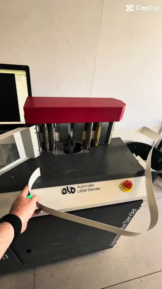 Vidéo : Fabrication de lettres boîtier lumineuses – notre cintreuse automatique à Cuers (Var)