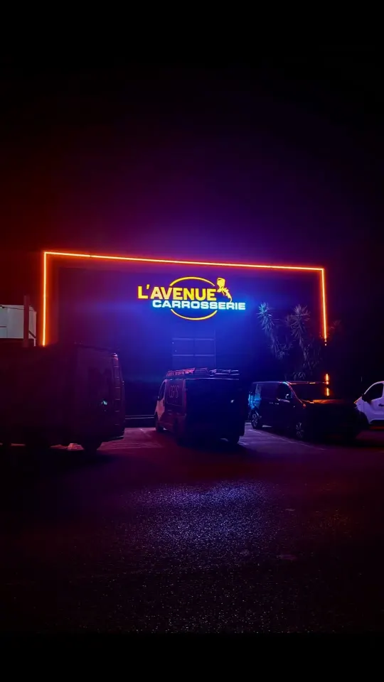 Vidéo : Enseigne lumineuse L'Avenue Carrosserie à La Garde (83) – de l'atelier à la nuit