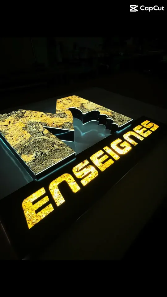Vidéo : Quand la pierre s'illumine – lettres lumineuses en feuille de pierre, logo M Enseignes (Var)
