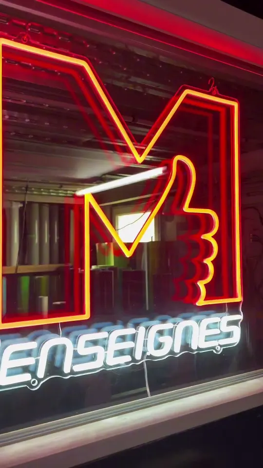 Vidéo : Néon LED sur mesure – notre logo M Enseignes allumé dans l'atelier de Cuers (Var)