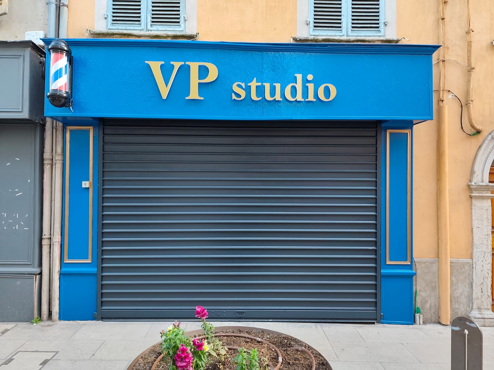 VP Studio à La Valette-du-Var : Lettres découpées dorées sur la devanture bleue