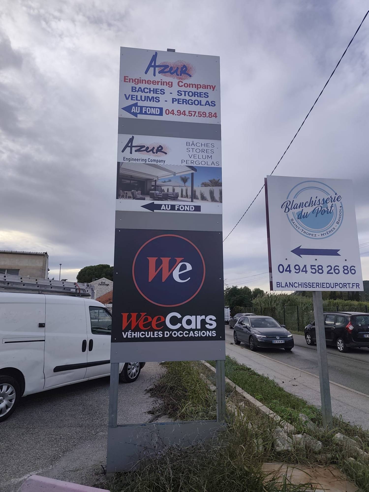 WeeCars à Hyères : Panneau sur le totem au bord de la route